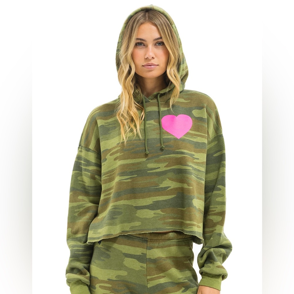 AVIATOR NATION : HEART RELAXED CROPPED PULLOVER HOODIE - CAMO // NEON PINK